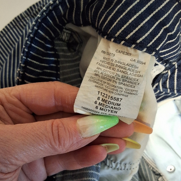 Lee Mid Rise Size 6 Shorts: A Classic, Comfortable and Stylish Choice - Picture 7 of 7